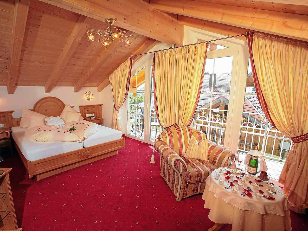 Panoramablick-Junior-Suite mit Whirlpoolbadewanne und Balkon