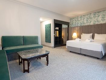 Auszeit 8 Tage mit Frühstück im Eventhotel Pyramide