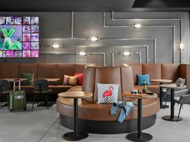 2 Tage Kurzurlaub mit Frühstück im Moxy Hamburg Altona