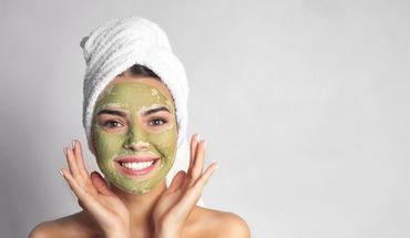Frau mit Gesichtsmaske