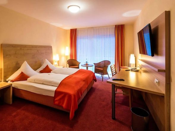 Doppelzimmer mit Kingsize Bett und Balkon