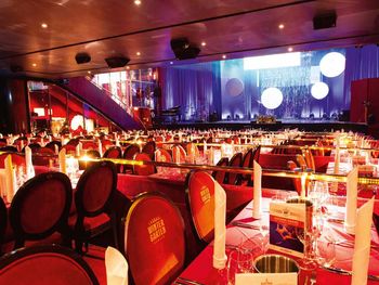 AHOI - Swing, Dinner & Acrobatics im Wintergarten Varieté Berlin mit Ticket und Hotel