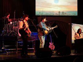 All you need is love - Das Beatles Musical in Berlin mit Ticket und Hotel