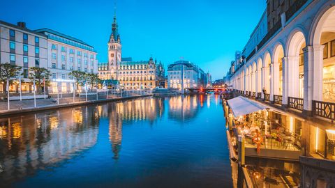 Blick auf das Hamburger Rathaus bei Nacht