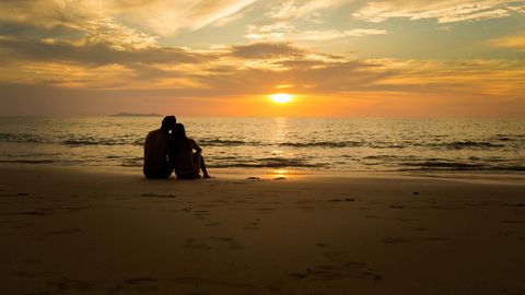 Gemeinsam den Sonnenuntergang schauen an der Ostsee
