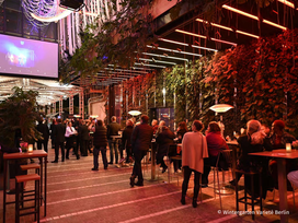 DISCO - Acrobatics, Dinner & Dance im Wintergarten Varieté Berlin mit Ticket und Hotel