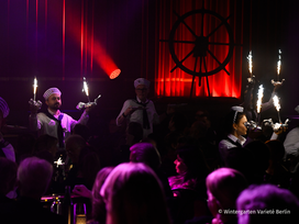 AHOI - Swing, Dinner & Acrobatics im Wintergarten Varieté Berlin mit Ticket und Hotel