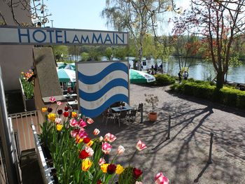 Brückenschoppen in Würzburg auf alter Mainbrücke