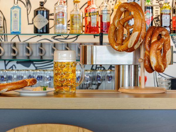 Biergarten & Bayerische Schmankerl in Feldkirchen (München), Bayern inkl. Halbpension