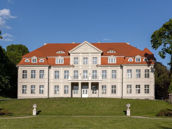 4 Tage Schloss-Urlaub an der Seenplatte mit 1x Dinner in Neustrelitz Halbpension