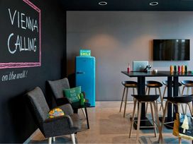 2 Tage Kurzurlaub mit Frühstück im MOXY Vienna Airport