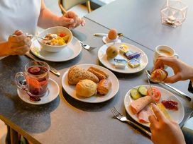 2 Tage Kurzurlaub mit Frühstück im Hotel ibis Friedrichshafen Airport Messe