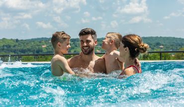 Familie im Hotelpool