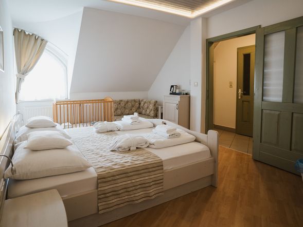 HAUPTGEBÄUDE ***superior - STANDARD ZWEIBETTZIMMER „LILIE"