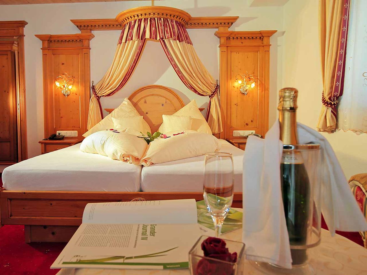 Deluxe-Romantikzimmer mit Himmelbett, Whirlpoolbadewanne und Balkon