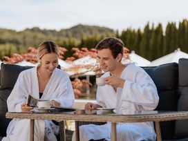 Wellnesszeit im einzigartigen Wohlfühlhotel im Thermen- & Vulkanland inkl. Abendmenü | 4 Nächte