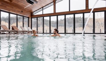 Gemeinsam schwimmen im Hotelpool