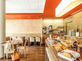 2 Tage Kurzurlaub mit Frühstück im Hotel ibis Friedrichshafen Airport Messe