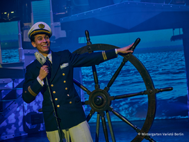 AHOI - Swing, Dinner & Acrobatics im Wintergarten Varieté Berlin mit Ticket und Hotel