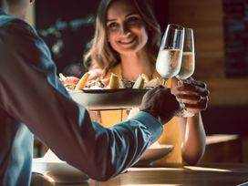 AHOI - Swing, Dinner & Acrobatics im Wintergarten Varieté Berlin mit Ticket und Hotel