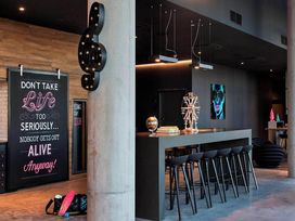 2 Tage Kurzurlaub mit Frühstück im MOXY Vienna Airport