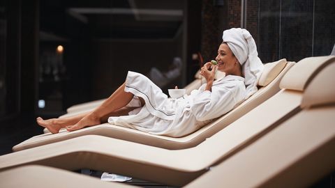 Frau auf einer Liege im Wellnessbereich