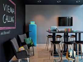2 Tage Kurzurlaub mit Frühstück im MOXY Vienna Airport
