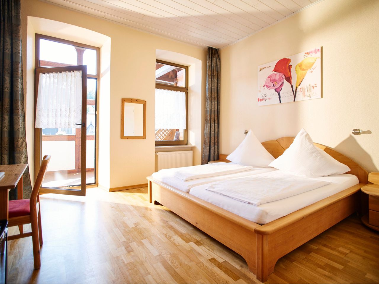 Familienzimmer mit Balkon und Blick zum Innenhof