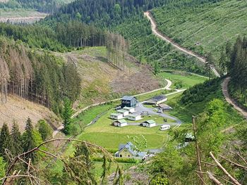 Romantik im Thüringer Wald: Sekt, Blumen & Fass-Sauna