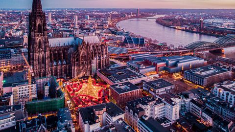 Kölner Dom mit Weihnachtsmarkt