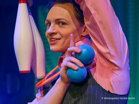 AHOI - Swing, Dinner & Acrobatics im Wintergarten Varieté Berlin mit Ticket und Hotel