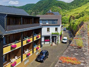 FRÜHLINGSER­WACHEN AN DER MOSEL 