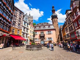 FRÜHLINGSER­WACHEN AN DER MOSEL 