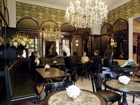 AHOI - Swing, Dinner & Acrobatics im Wintergarten Varieté Berlin mit Ticket und Hotel
