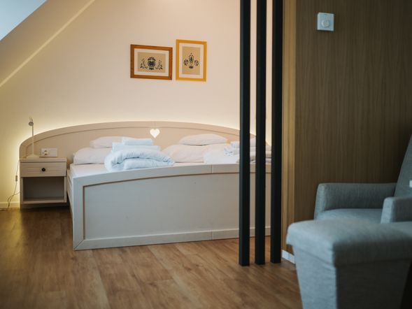 HAUPTGEBÄUDE ***superior - SUPERIOR ZWEIBETTZIMMER „LILIE"