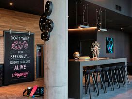 2 Tage Kurzurlaub mit Frühstück im MOXY Vienna Airport