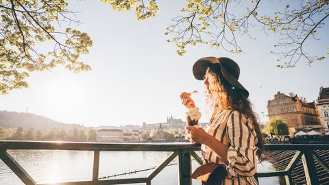 Frau am Eis essen in Karlsbad Tschechien