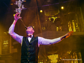 AHOI - Swing, Dinner & Acrobatics im Wintergarten Varieté Berlin mit Ticket und Hotel
