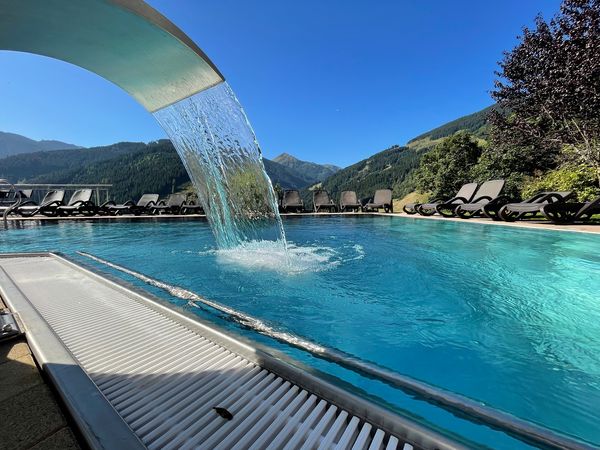 4 Tage FamilienZEIT mit Kinderanimation, Bergbahnen, Pool & HP-plus im Salzburger Land in Saalbach inkl. Halbpension Plus
