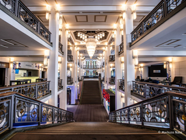 BLINDED BY DELIGHT Friedrichstadt-Palast mit Hotel
