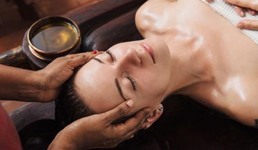 Frau bei einer Massage