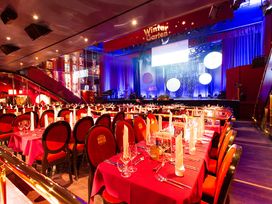 AHOI - Swing, Dinner & Acrobatics im Wintergarten Varieté Berlin mit Ticket und Hotel
