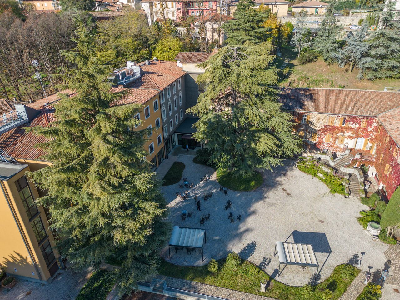 Herbst-Trekking mit italienischen Seepanorama