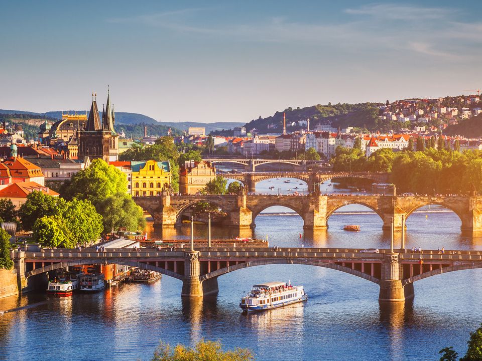 Brücken über die Moldau vor der Prager Altstadt im Abendlicht