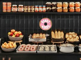 2 Tage Kurzurlaub mit Frühstück im Moxy Hamburg Altona