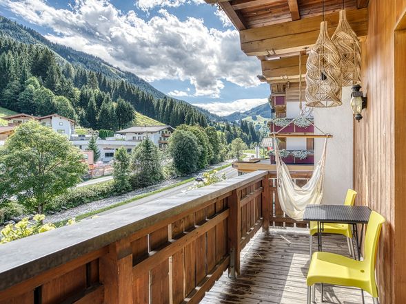 say hello. to the happYellow. 7 Tage in Saalbach