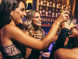 DISCO - Acrobatics, Dinner & Dance im Wintergarten Varieté Berlin mit Ticket und Hotel