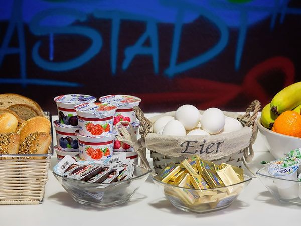 Freundinnen Shopping-Wochenende in Berlin Frühstück