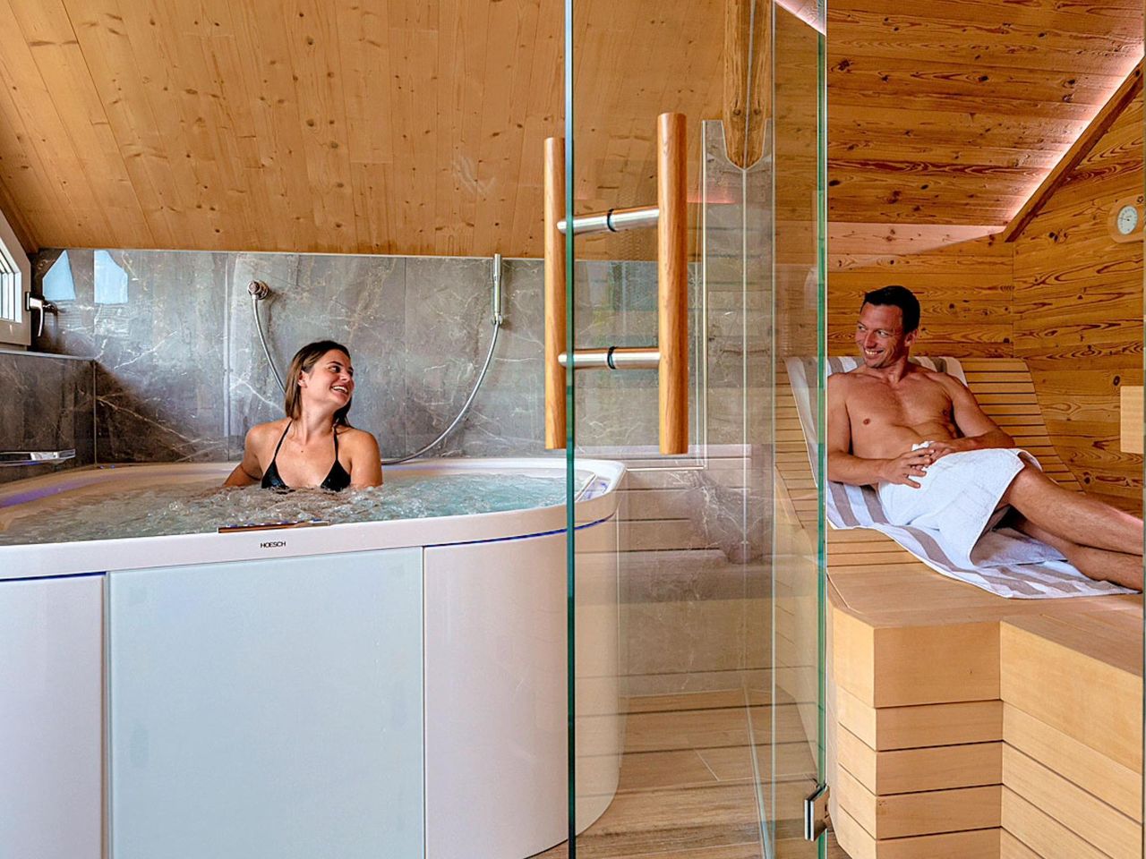 Luxus-Auszeit -in der Luxus-Spa-Suite mit Sauna und Whirlpool