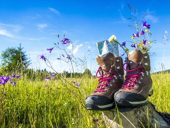 Schnüren Sie die Wanderschuhe